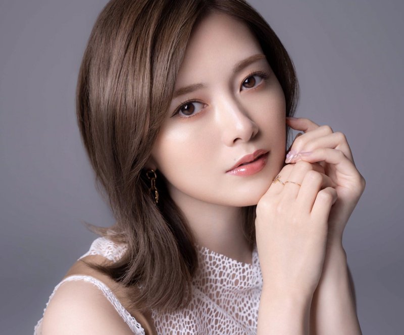 白石麻衣が究極の冬コーデを披露！黒ノースリーブ×モコモコ姿で微笑む透明感溢れる最強ビジュアルに「美の化身」「天使やん」と絶賛の声（THE FIRST TIMES） - Yahoo!ニュース