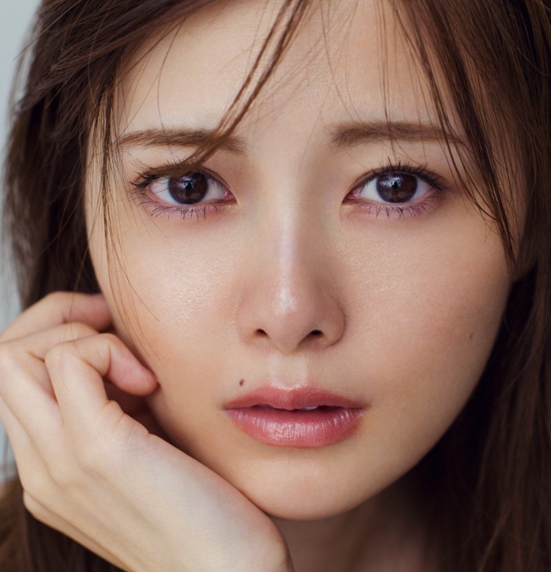 白石麻衣、もふもふ犬に埋もれる癒しSHOTにファン悶絶「ビジュ大爆発」「めちゃめちゃ可愛い」 - モデルプレス