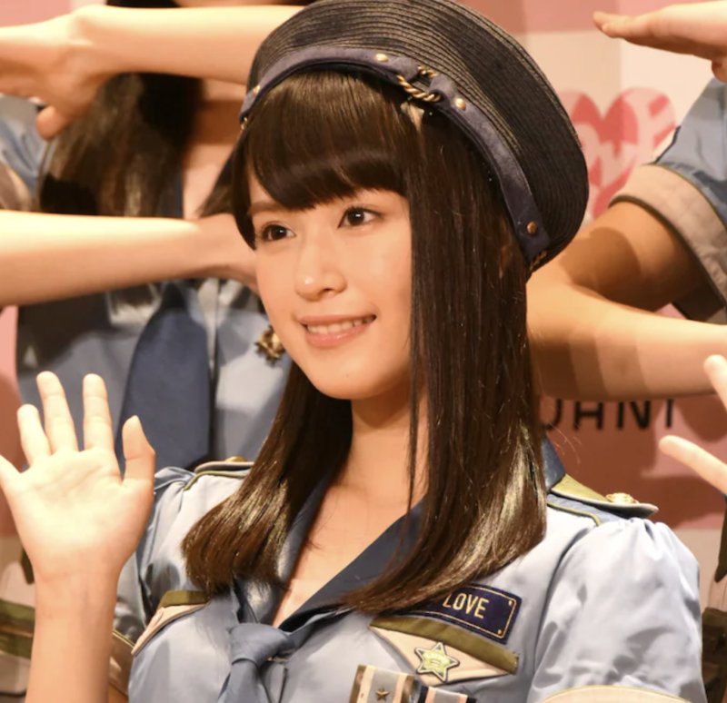 ＝LOVE佐々木舞香、沖縄料理店での食事シーン公開！美味しそうに食べる姿にファンもほっこり - スポーツブル