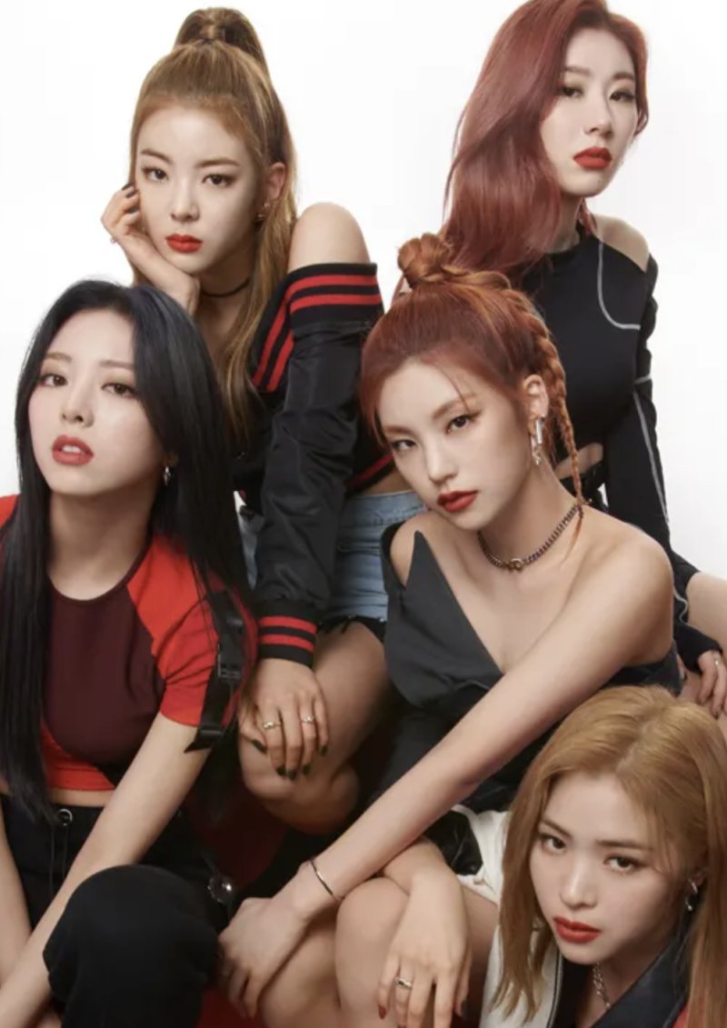 【PHOTO】ITZY ユナ、始球式に登場…キュートなちいかわのユニフォームにも注目 - Kstyle