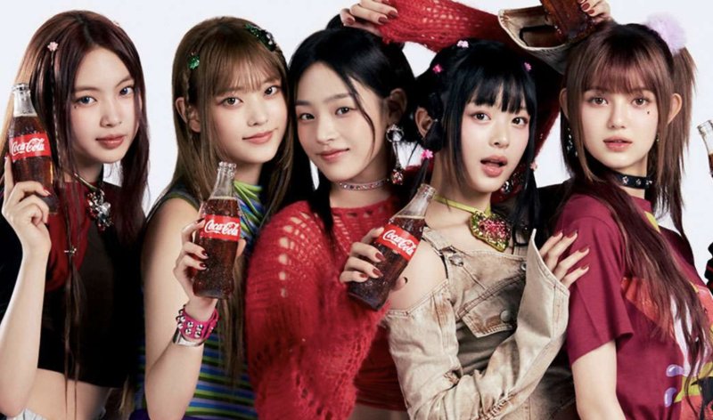 韓流NewJeans元メンバー、独立運動記念日の東京マラソンに太極旗を掲げて観戦 - AFPBB News