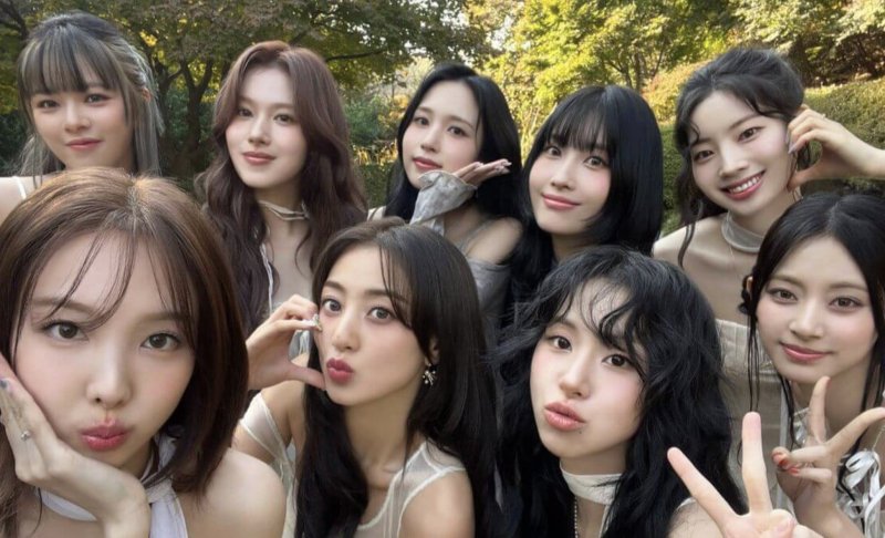 （写真）TWICE “変装なし”でディズニー満喫！ 「ビジュアル最強」「貴重なオフショット」 - クランクイン！