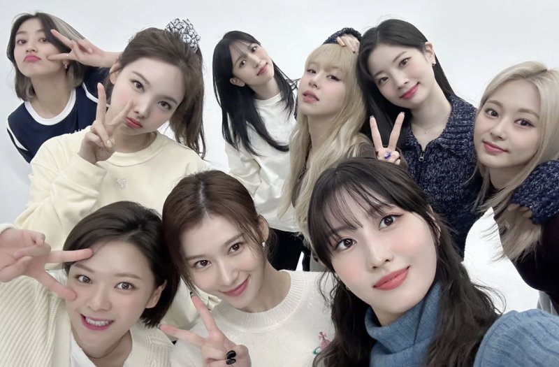 直視できない…TWICE・ミナ、胸元ゆるめトップスで際立つ白フワ肌にドキッ！「死人が出る」「神々しい」 - RBB TODAY